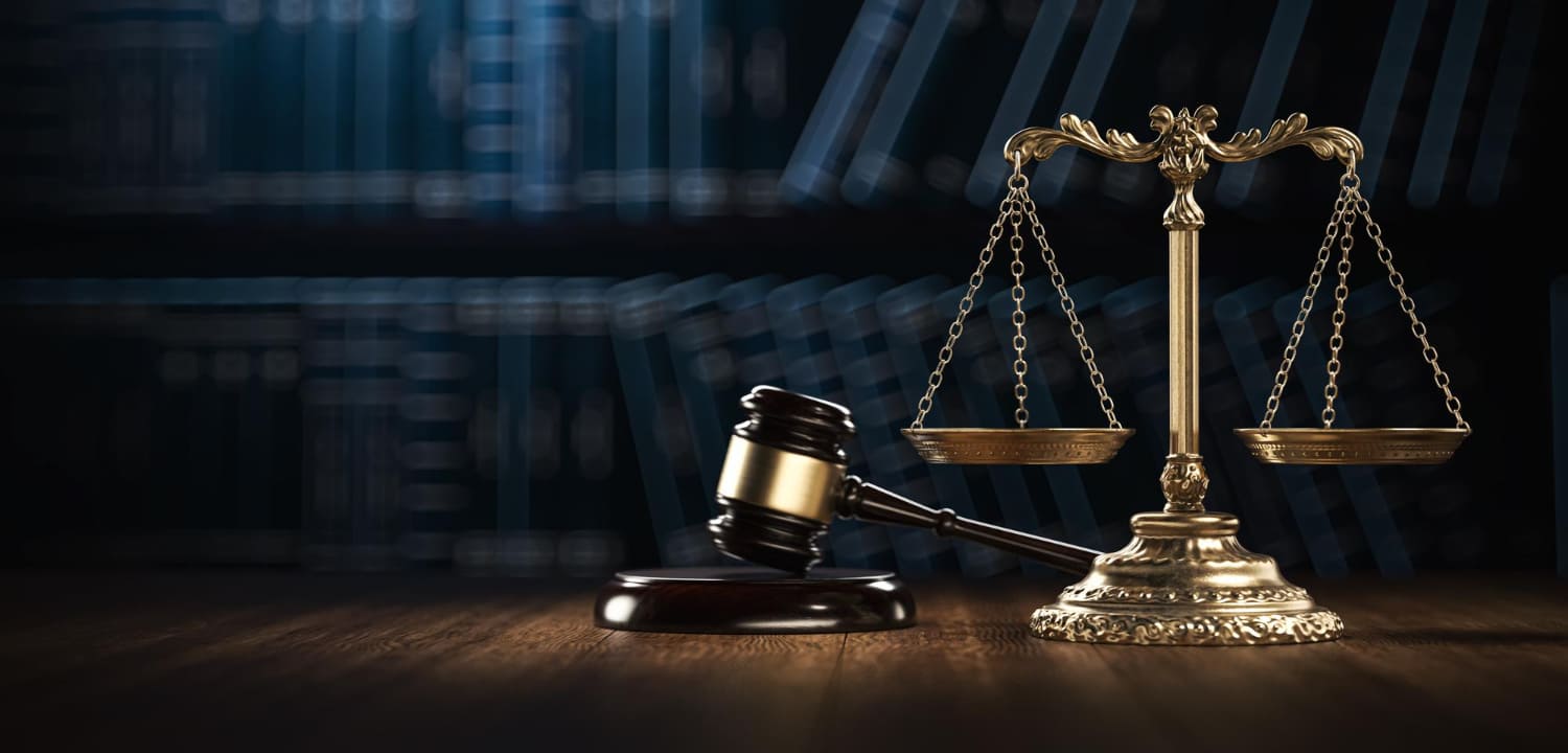 droit-systeme-juridique-justice-crime-concept-maillet-maillet-marteau-echelles-table-illustration-rendu