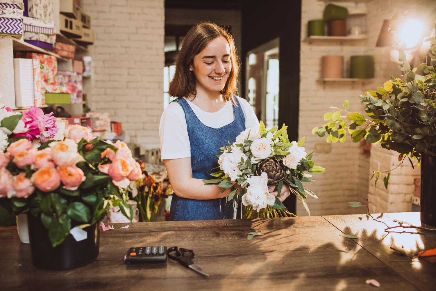 fleuriste-femme-dans-son-propre-magasin-fleurs-prenant-soin-fleurs